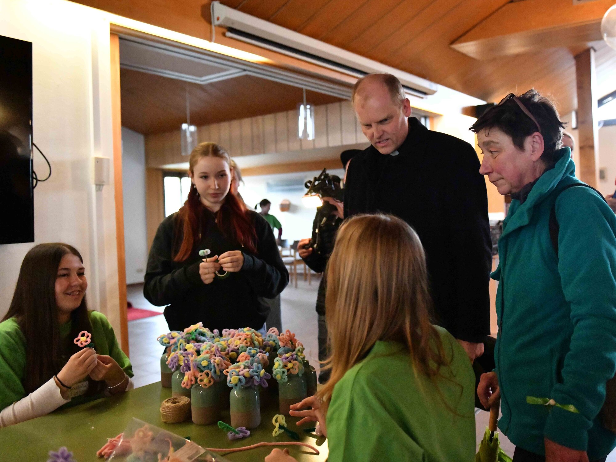 Jung und Alt im Austausch: Darum ging es beim Projekt der Pfarrjugend in Haunstetten. Gemeinsam mit den Seniorinnen und Senioren verschönerten sie nicht nur die Außenanlagen des Wohnheims. (Foto: Maria Rösch / pba)