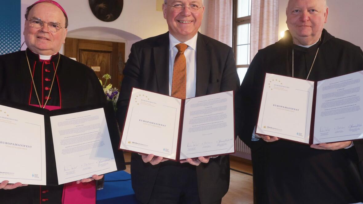 Bischof Dr. Bertram Meier, Markus Ferber (Vorsitzender Hanns-Seidel-Stiftung) und Abt Johannes Schaber OSB unterzeichneten am Ende der Tagung ein "Europa-Manifest" (Fotos: pba/Annette Zoepf).