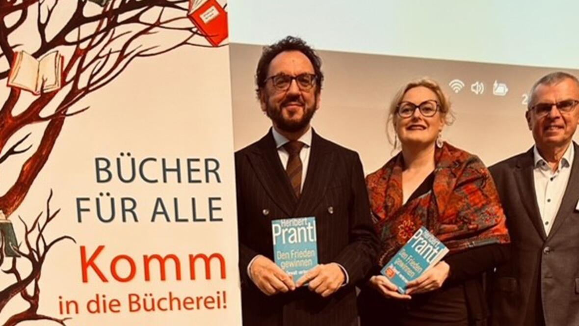Buchvorstellung mit (von links) Dr. Heribert Prantl, Dr. Claudia Pecher von der Landesfachstelle für Büchereien und Bildung im Sankt Michaelsbund sowie Peter Hart (Diözesanbibliothekar). (Foto: St. Michaelsbund)
