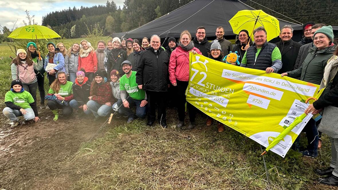 Als eine der beeindruckendsten Sozialaktionen bezeichnete Bischof Bertram die 72-Stunden-Aktion. Für seinen Besuch bei einem Biotop der Pfadfinderinnengemeinschaft Sankt Georg in Markt Rettenbach hatte er extra festes Schuhwerk angezogen (Foto: Ulrich Bobinger / pba)