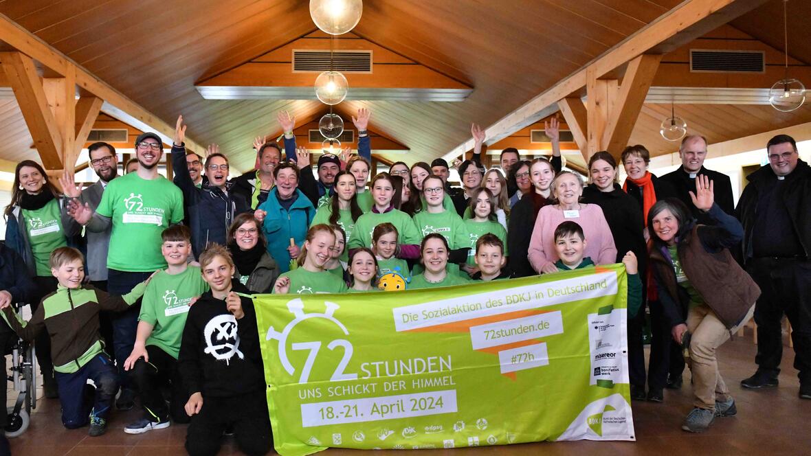 Gute Laune und viel Freude waren hier Programm: Auch die Seniorinnen und Senioren genossen den frischen Wind in ihrer Wohnanlage (Foto: Maria Rösch / pba)