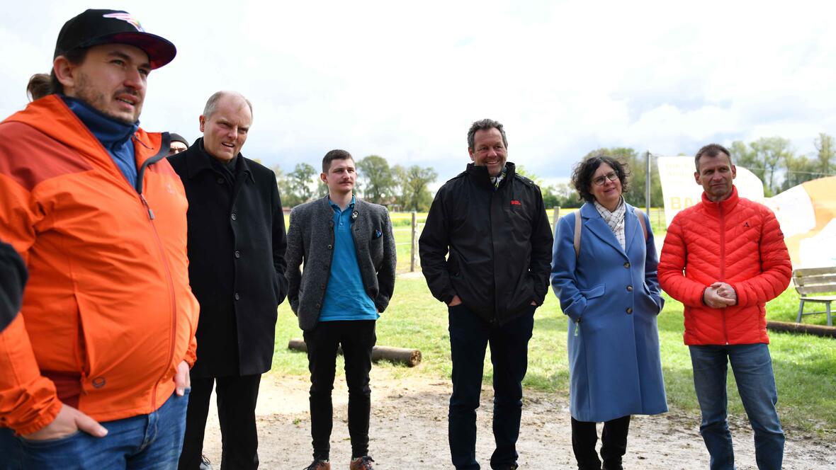  Auch Vertreter/-innen der Diözese, Politik und aus den Verbänden waren bei der Bustour mit dabei. (Foto: Maria Rösch / pba). 