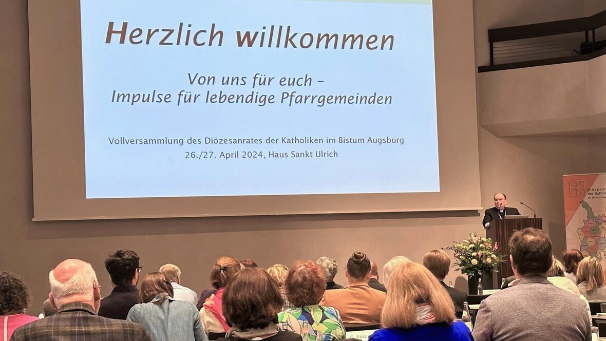 Ausführlicher Austausch am ersten Tag der Vollversammlung: Bischof Bertram vor den Delegierten des Diözesanrates (Foto: pba/Ulrich Bobinger).