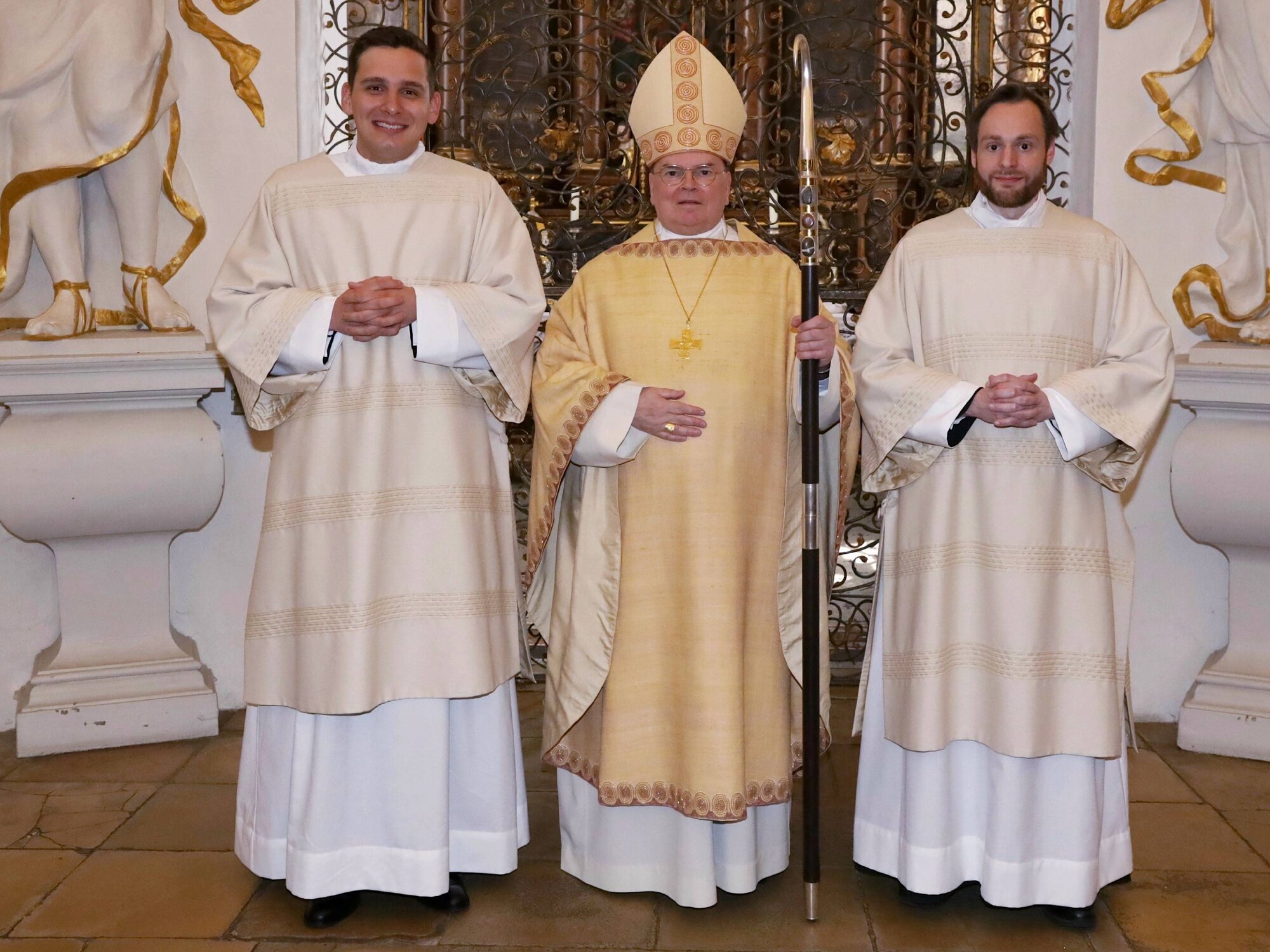 Die beiden neuen Diakone mit dem Bischof