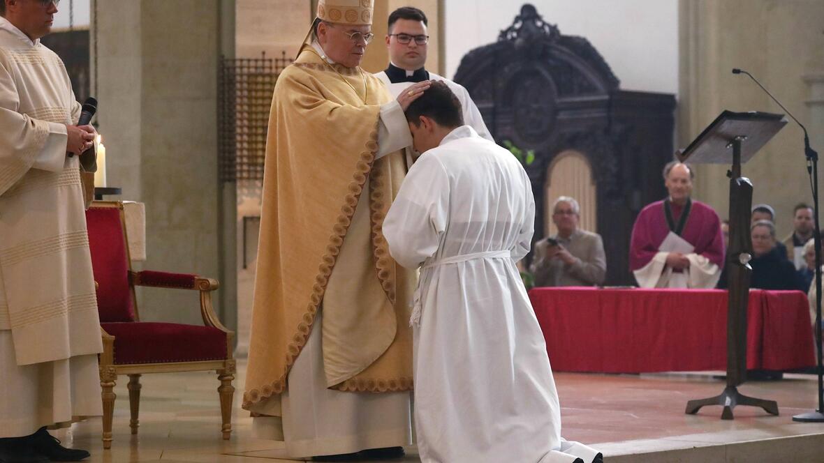 Der entscheidende Moment: Bischof Bertram legt einem der beiden Weihekandidaten die Hände auf (Fotos: pba/Annette Zoepf).