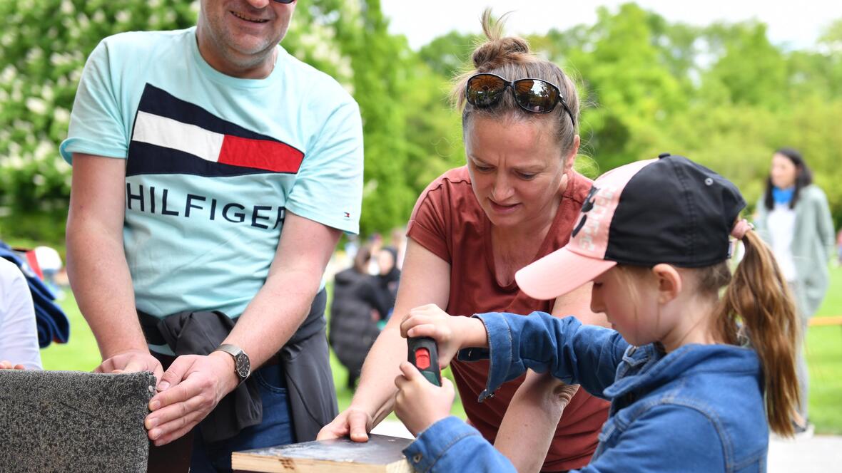 Bis aus Waltenhofen im Allgäu kam diese Familie zum Kinderfest nach Augsburg. Gemeinsam bastelten sie ein Vogelhäuschen. (Foto: Maria Rösch / pba)