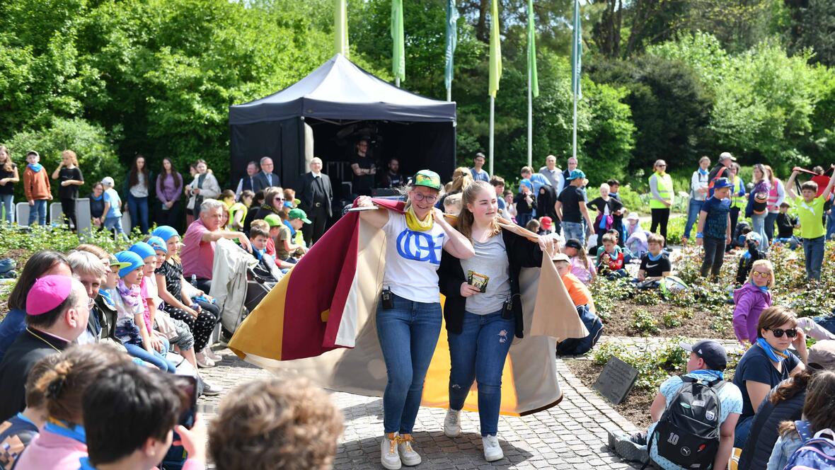 „Helden tragen Mantel“ war der Tag thematisch überschrieben und zog sich wie ein Leitfaden durch das gesamte Programm. (Foto: Maria Rösch / pba)