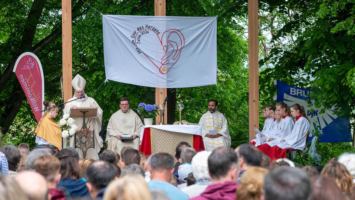 Bischof Bertram feierte den Wallfahrtsgottesdienst unter freiem Himmel auf dem Kalvarienberg.