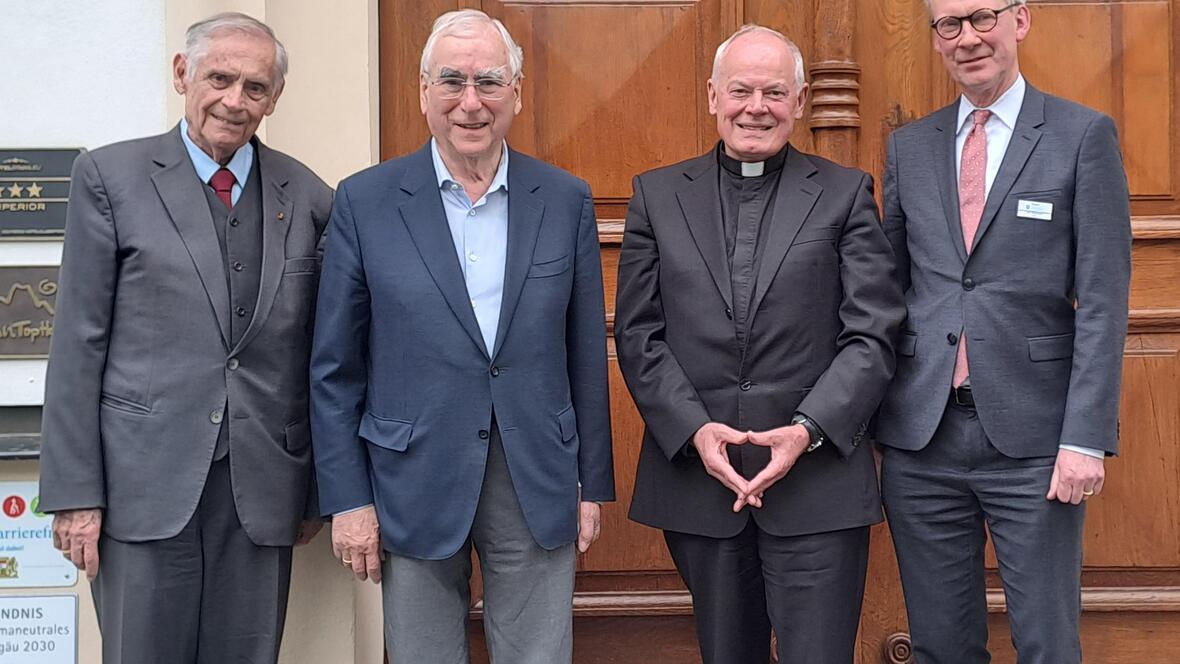 (v.l.n.r.:  Robert Antretter (ehem. Vizepräsident der Parlamentarischen Versammlung des Europarates), Dr. Theo Waigel (ehem. Bundesfinanzminister), Weihbischof Dr. Dr. Anton Losinger, und Dr. Stefan Raueiser (Leiter des Schwäbischen Bildungszentrums in Kloster Irsee). (Foto: SBZI / Britta Engel) 