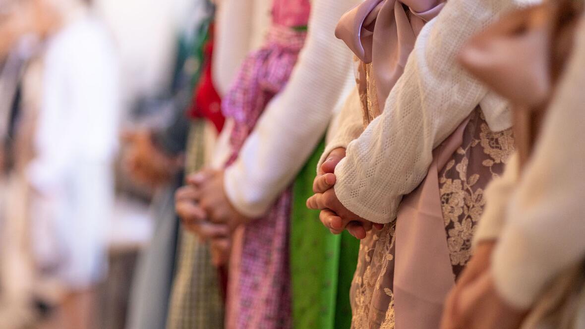 Zahlreiche Erstkommunionkinder gaben der Kapelle in Tracht die Ehre.
