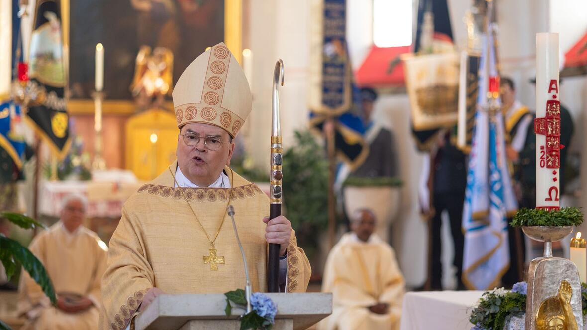 Bischof Bertram bei der Predigt.
