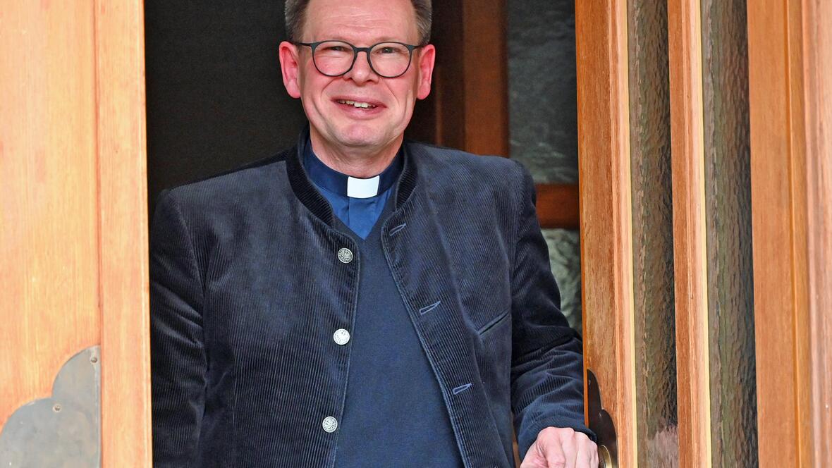 Dekan Grimm ist nicht nur motivierter Priester, sondern auch Koch und Katzenpapa. (Fotos: Leander Stork / pba) 