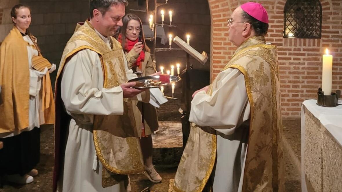 Pfarrer Uhl freut sich über die neue Reliquie für seine Stuttgarter Gemeinde. (Foto: Gesamtkirchengemeinde St. Hedwig und St. Ulrich)