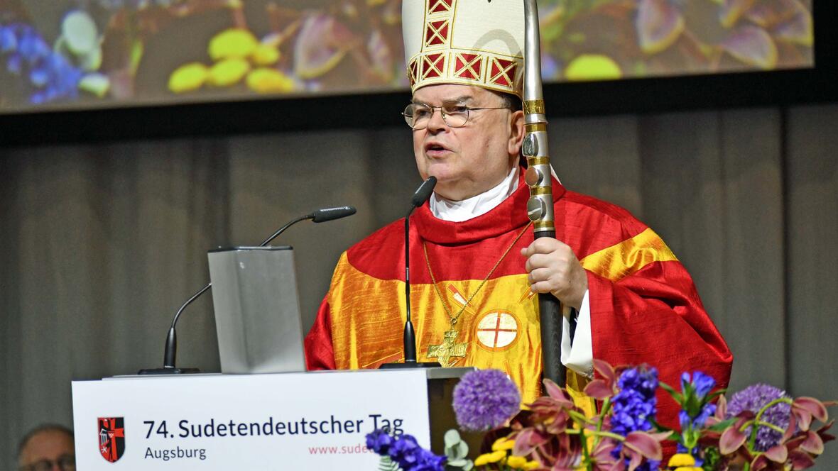 Zum Sudetendeutschen Tag in der Augsburger Messe: Bischof Bertram spricht am Pfingstsonntag über Völkerverständigung, Gemeinwohl sowie Frieden und Versöhnung. (Fotos: Nicolas Schnall / pba)