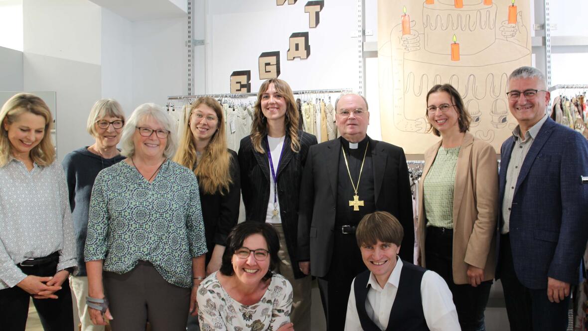 Mit einem Besuch im VINTY'S-Shop hat sich Bischof Bertram bei den haupt- und ehrenamtlichen Mitarbeiter/-innen für ihr Engagement bedankt. Dabei waren auch die beiden Aufsichtsräte, Johanna Steinle (2. von rechts) und Anton Stegmair (rechts) sowie Geschäftsführer Johannes Müller (vorne rechts) (Foto: aktion hoffnung)