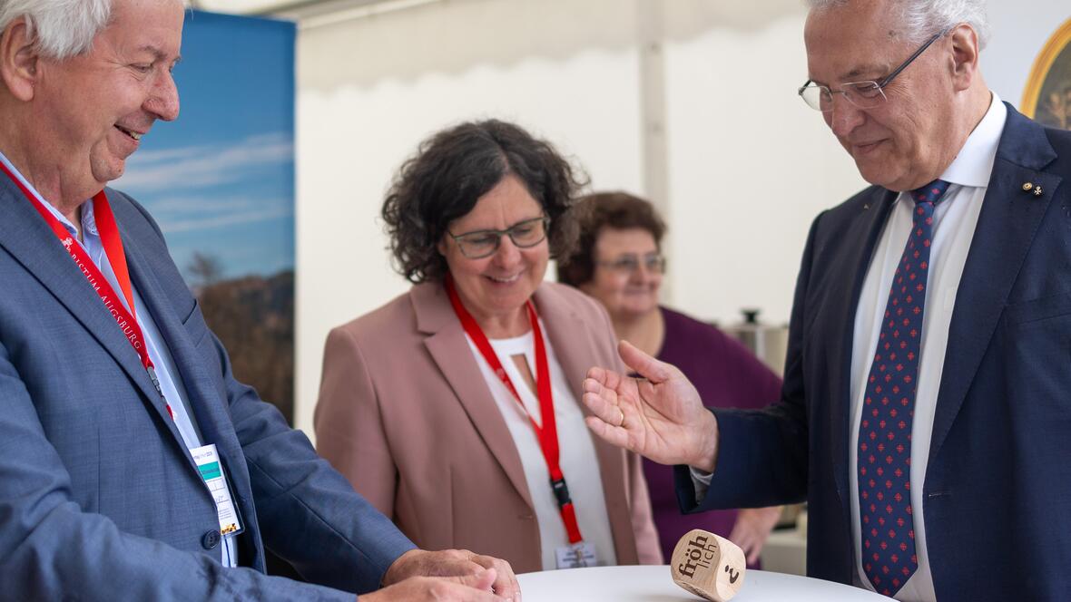 Fröhlich: Staatsminister Joachim Herrmann beim Würfelwurf.