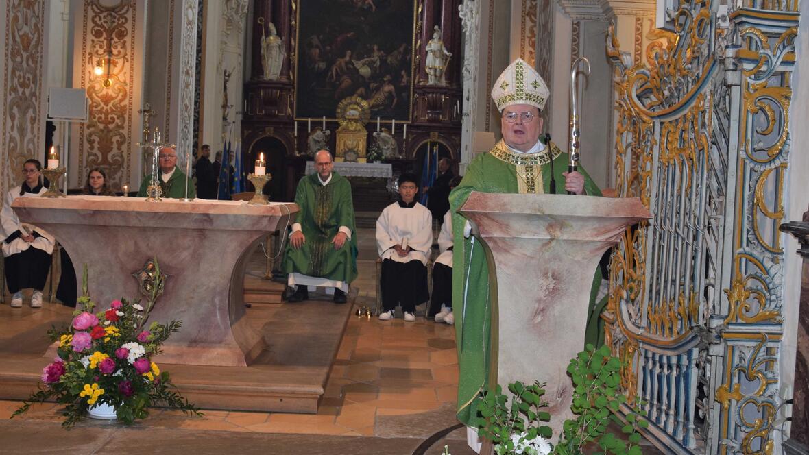 Bischof Bertram bei seiner Predigt im Rahmen des Pontifikalamts zu den Paneuropa-Tagen in der Basilika St. Lorenz in Kempten. 