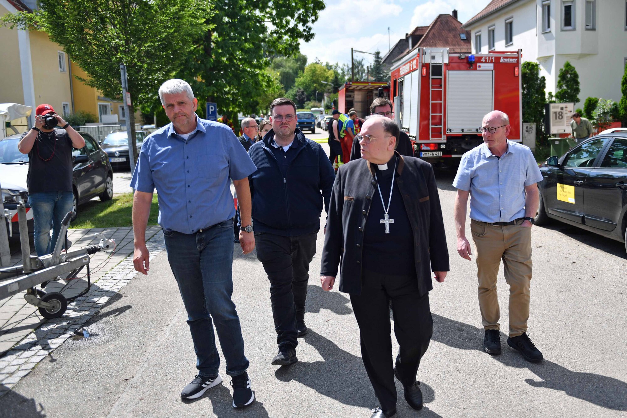 Hochwasserkatastrophe in Schrobenhausen_Bischof Bertram zeigt sich erschüttert von den Bildern der Zerstörung (Foto Nicolas Schnall pba)