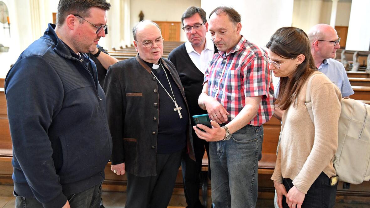 Der Mesner der Stadtpfarrkirche in Schrobenhausen zeigte Bischof Bertram Aufnahmen von den verheerenden Wassermassen. (Fotos: Nicolas Schnall / pba)