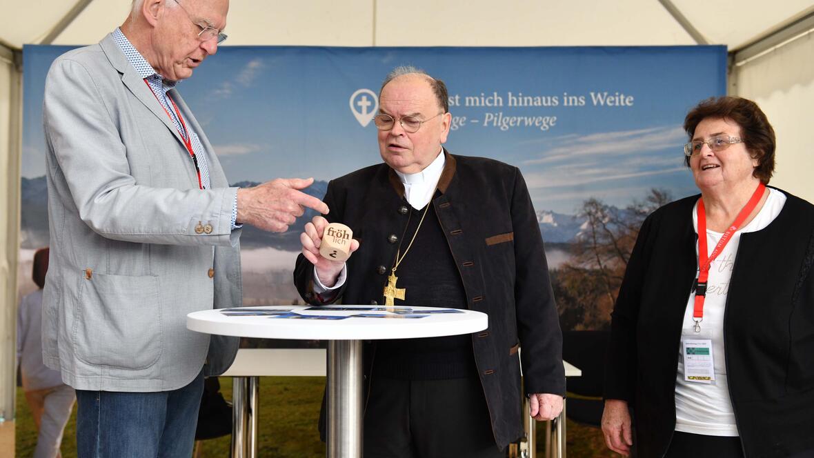 Die Emotion "beschwingt" erwürfelte sich Bischof Bertram bei seinem Besuch des Bistumsstand auf der Kirchenmeile. (Fotos: Maria Rösch / pba)  