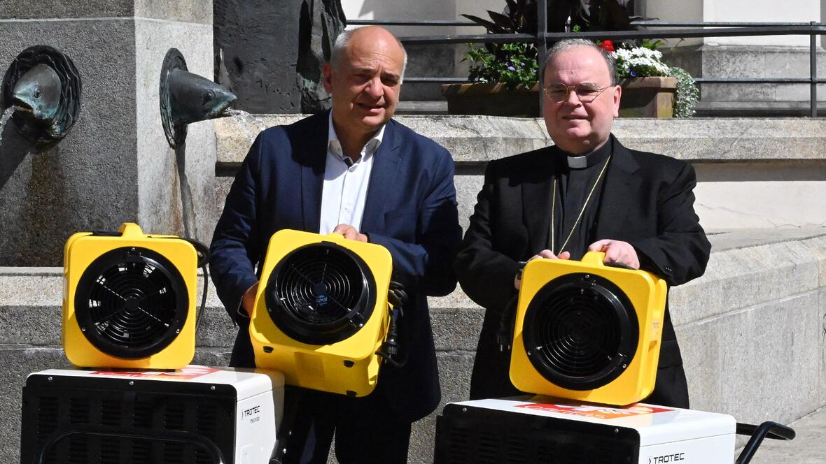 Freuen sich über die Möglichkeit, Flutopfern zur Seite zu stehen: (v.l.) Diözesan-Caritasdirektor Diakon Markus Müller und Bischof Dr. Bertram Meier (Foto: Leander Stork / pba)