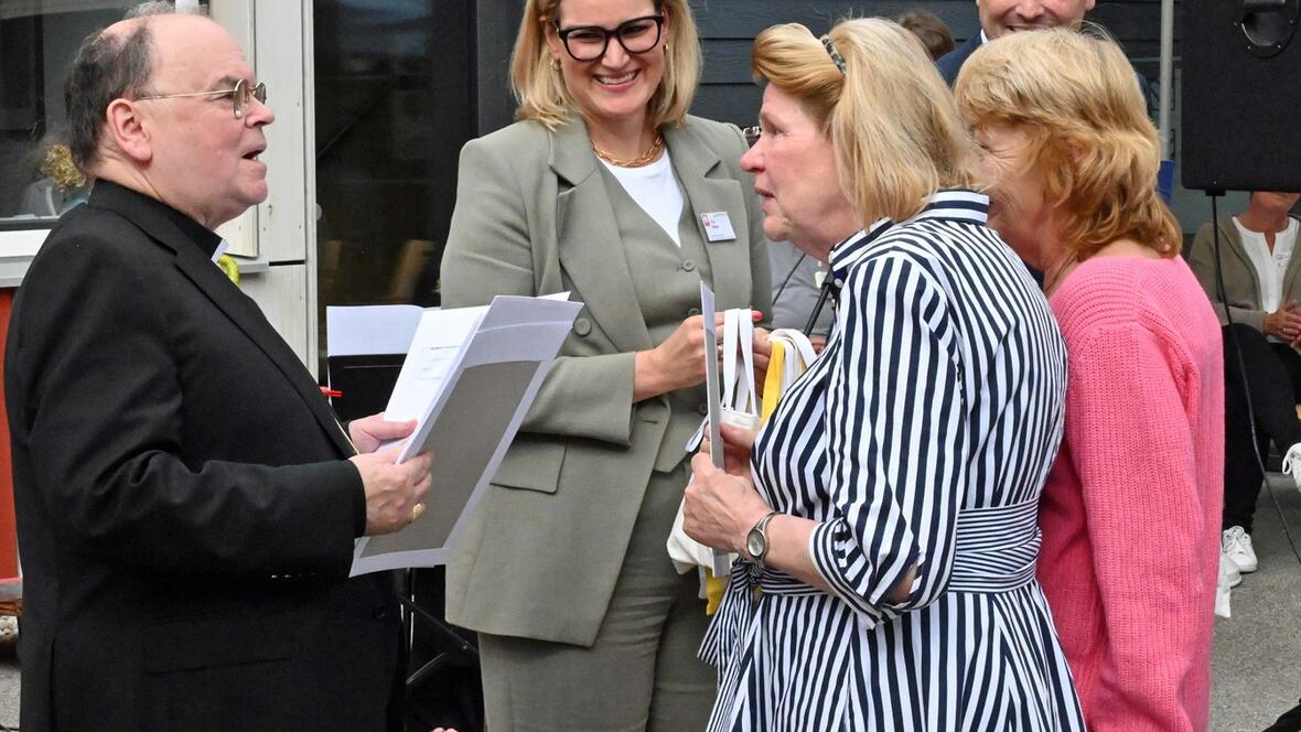 Verdiente Ehrenamtliche erhielten im Rahmen der Ulrichstafel eine Urkunde aus den Händen von Bischof Bertram. (Fotos: Leander Stork / pba)