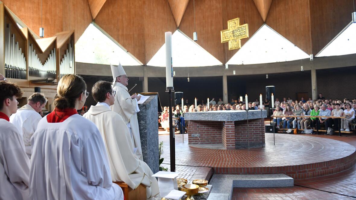 Gleichzeitig ermutigend und erheiternd war die Predigt von Bischof Bertram, in der er die Jugendlichen aktiv mit einbezog. (Foto: Maria Rösch / pba)