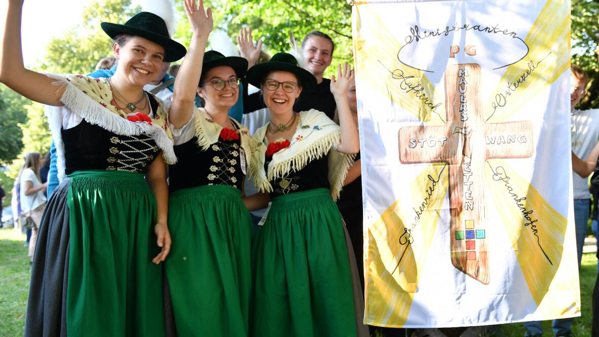 Diese Gruppe aus Stöttwang im Allgäu kam mit festlichen Trachtengewändern zum Gottesdienst (Foto: Maria Rösch / pba)