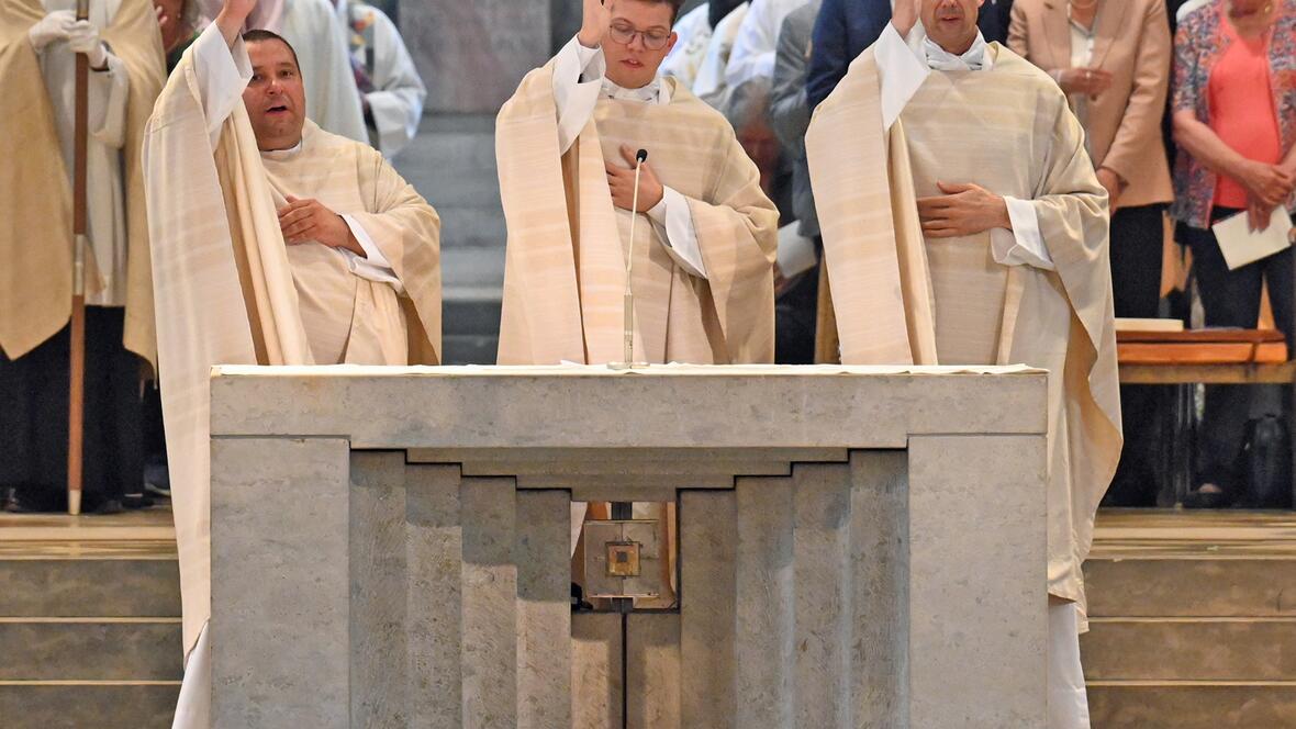 Drei Diakone erhielten am Sonntag die Priesterweihe und spendeten am Ende des Gottesdienstes auch den Primizsegen. (Fotos: Leander Stork / pba) 