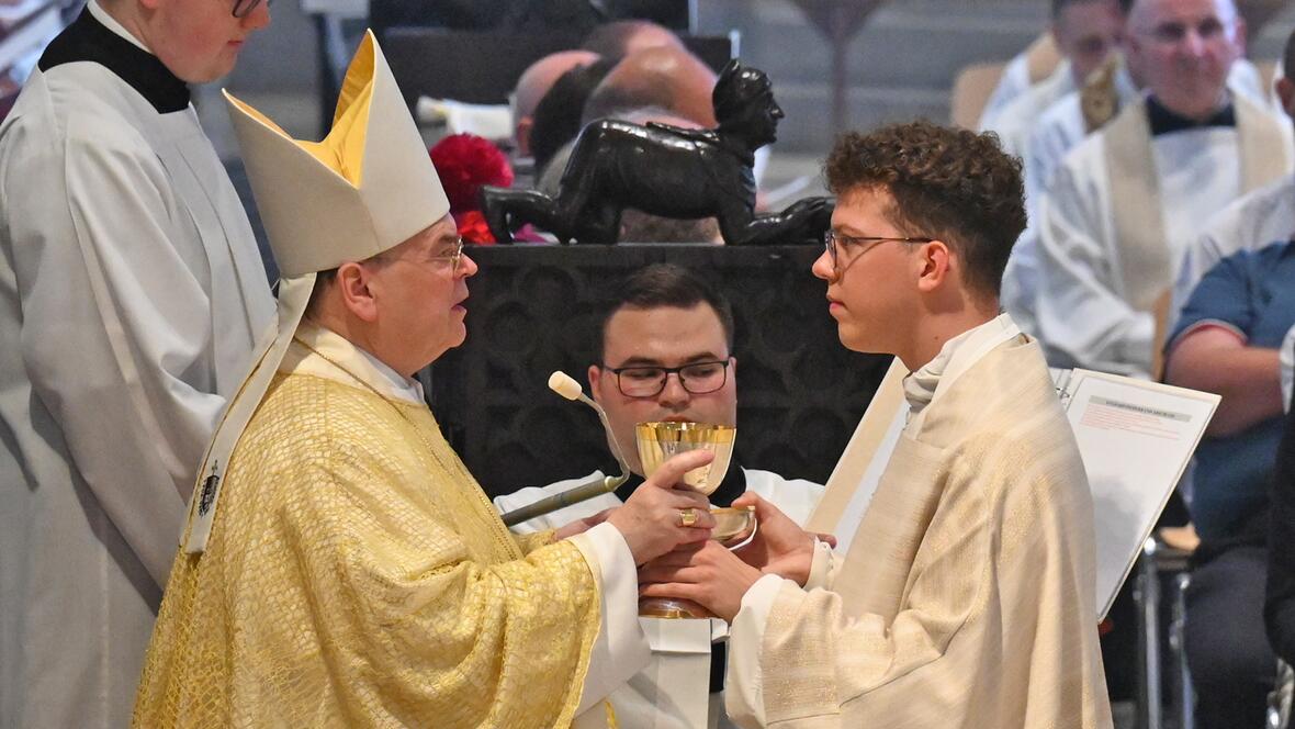 Kelch und Hostienschale als Symbole des neuen Amtes. 