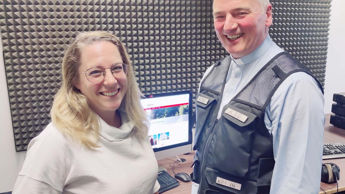 Für ihr Interview mit Diakon und Kriminalpolizist Michael Gastl im Sonntagstalk "Cappuccino" ist Eva Fischer mit einem Hörfunkpreis ausgezeichnet worden. (Foto: Radio Augsburg)