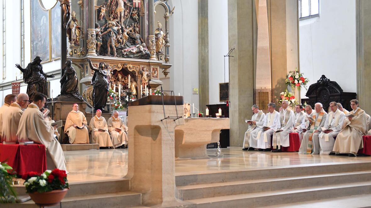  Ein feierliches Pontifikalamt in der Ulrichsbasilika eröffnete das Treffen der Ulrichsbruderschaft Wangen. Insgesamt wurden sieben neue Mitglieder aufgenommen, vier davon aus dem Bistum Augsburg. (Fotos: Maria Rösch / pba)