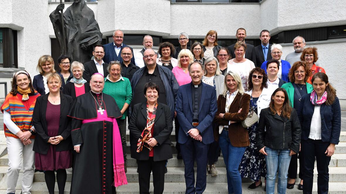 25 oder 40 Jahre im Kirchendienst: Rund drei dutzend Jubilare wurden am Ulrichstag von Bischof Bertram und Generalvikar Hacker geehrt. (Foto: Nicolas Schnall / pba)