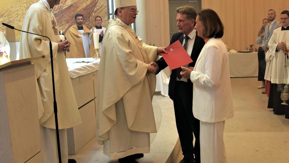 Altarweihe im neuen Seniorenheim für Geistliche Haus Simeon: BIschof Bertram bedankt sich beim Ehepaar Heigl für die Initiative. (Fotos: Verspohl-Nitsche / pdke)