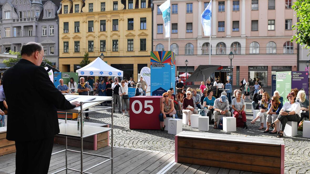 Bis zum 8. August ist die Ausstellung zum Thema "Nachhaltigkeit und Frieden" auf dem Moritzplatz zu besichtigen. An diesem Freitag wurde sie offiziell eröffnet. (Fotos: Maria Rösch / pba)
