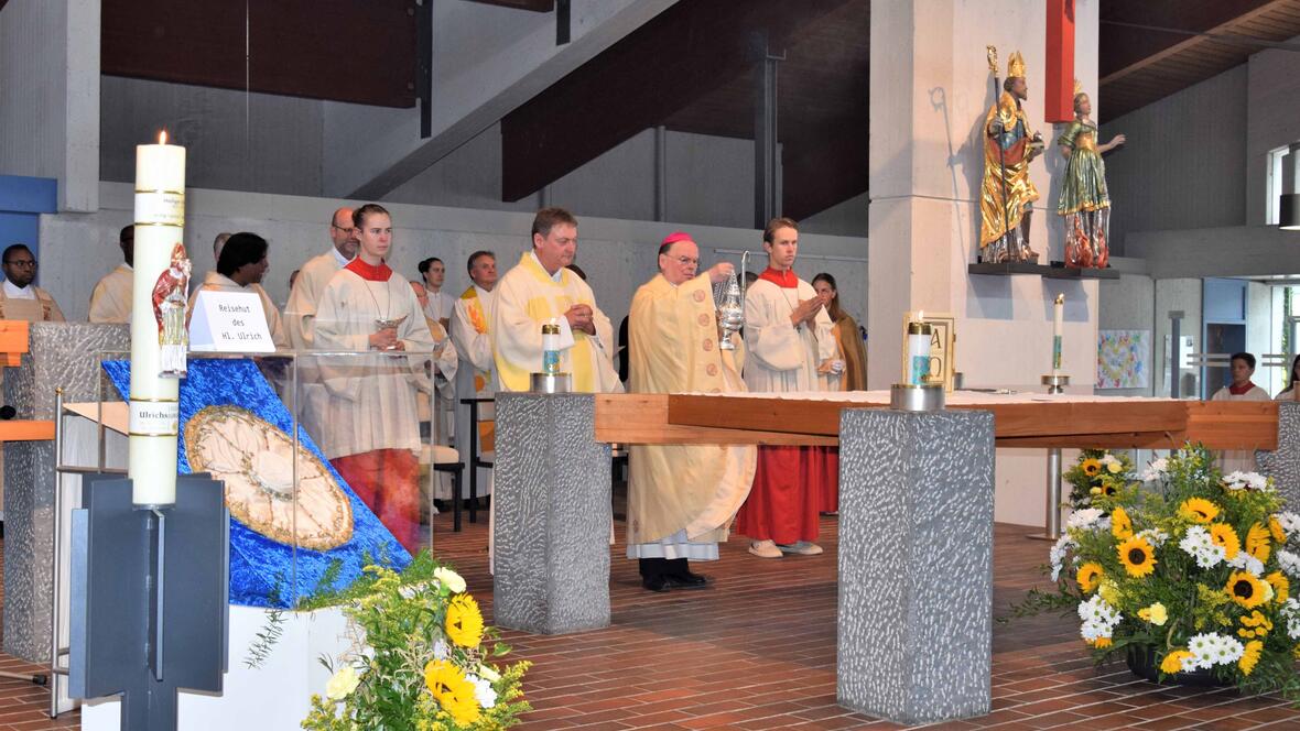 Ein stimmungsvolles Pontifikalamt mit Bischof Dr. Bertram Meier bildete am frühen Sonntagabend in der Pfarrkirche St. Ulrich in Lauben den Abschluss des Ulrichsjubiläumsjahres im Dekanat Kempten (Foto: Sabine Verspohl-Nitsche / pba)