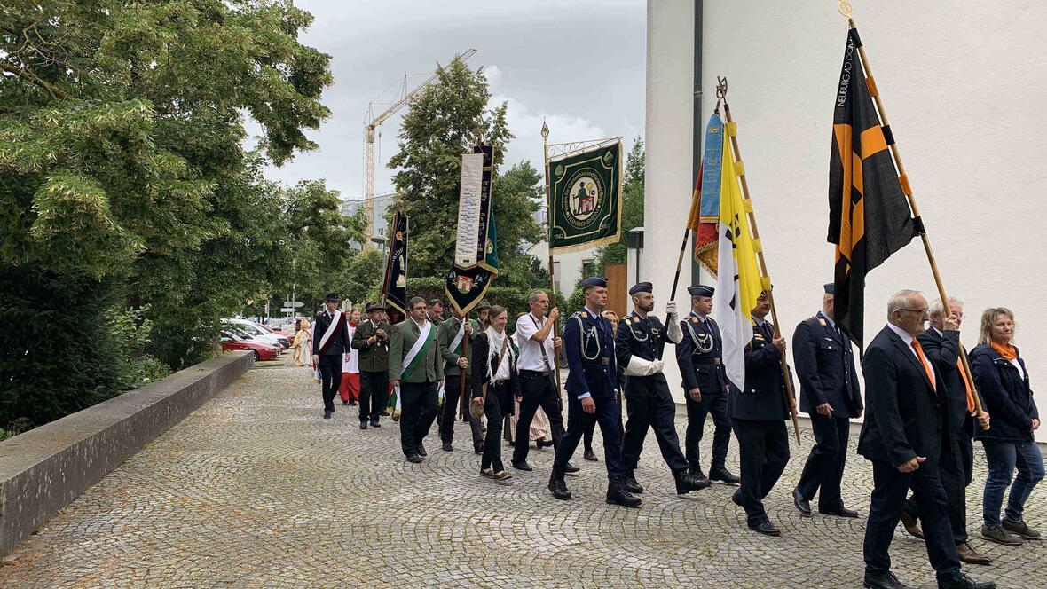 Fahnen der örtlichen Vereine und der Bundeswehr ziehen ein zum Festgottesdienst in die Ulrichskirche. 