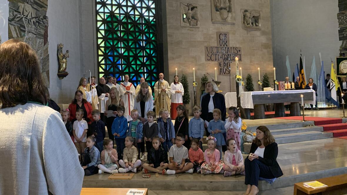 Die Kindergartenkinder singen ein Ulrichslied und begrüßten damit den Bischof. 
