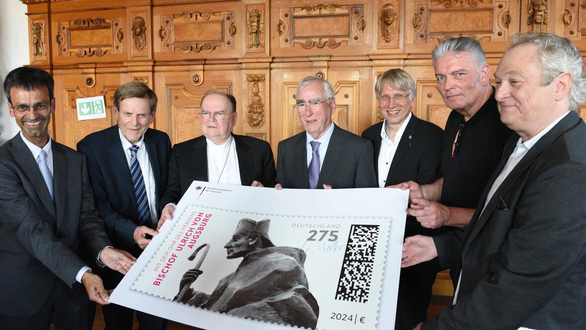 Freuen sich über die Ulrichs-Sondermarke (von links): Martin Chaudhuri (Bundesfinanzministerium), Bürgermeister Bernd Kränzle, Bischof Bertram, Theo Waigel, Domkapitular Thomas Groll (Vorsitzender Ulrichskomitee), Ulrich Wagner (Fotograf des Motivs) und Prof. Peter Krüll (Designer der Briefmarke) (Foto: pba/Ulrich Bobinger).