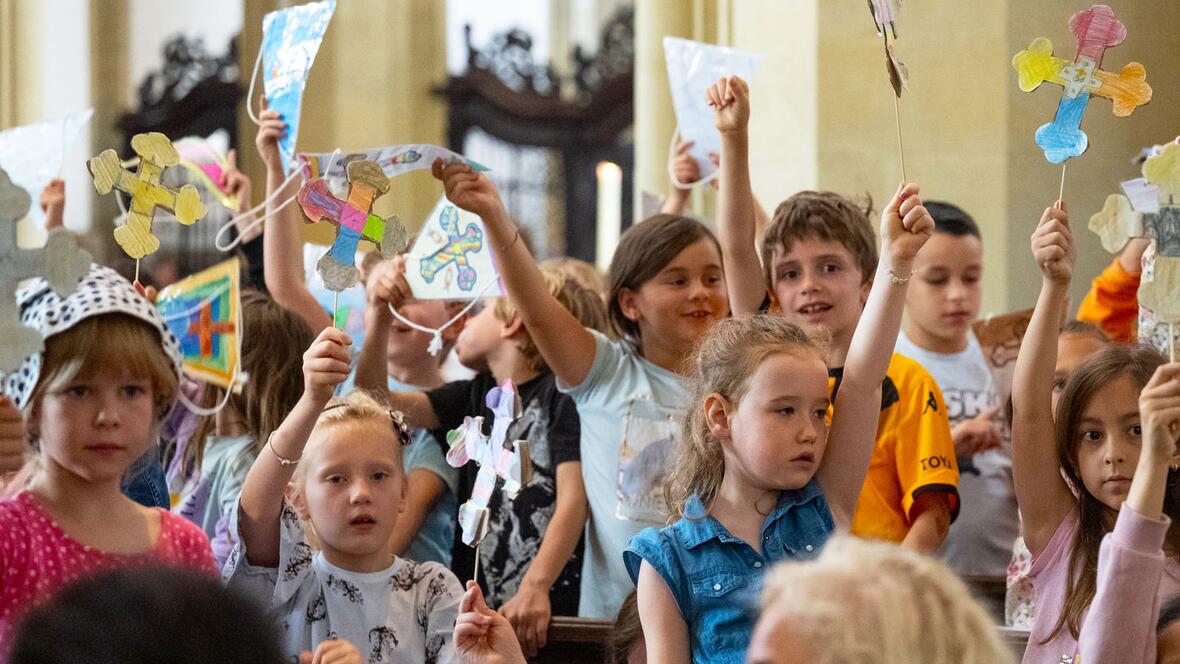 Die Hände zum Himmel: Gottesdienst der Schulwerksschulen in der Ulrichswoche (Fotos: Julian Schmidt / pba)