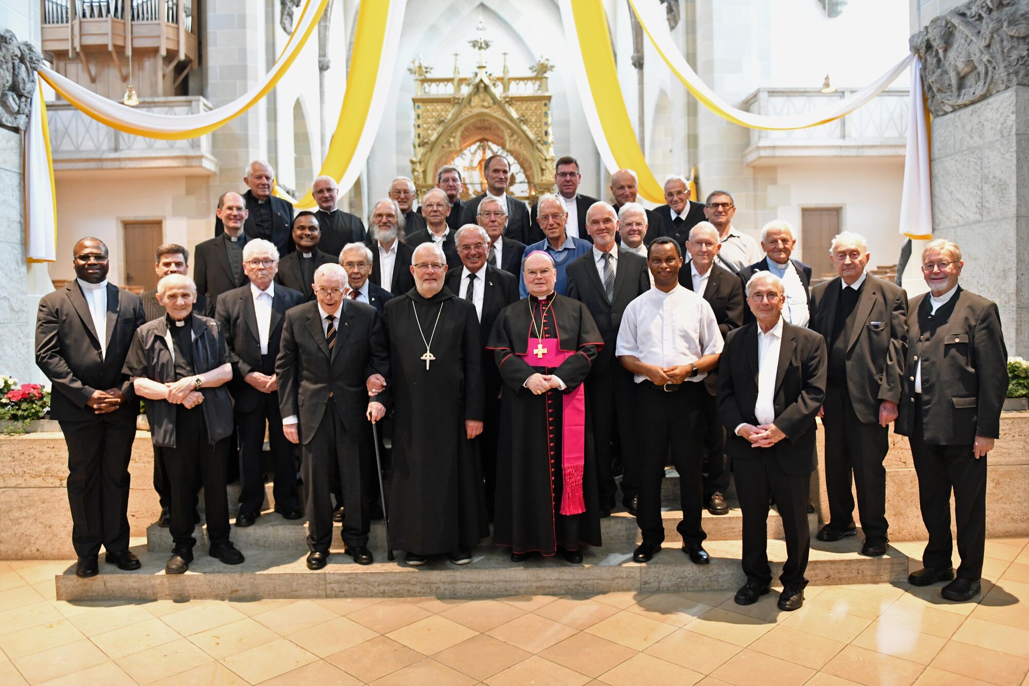 Priesterjubilare Gruppenbild alle (Foto Nicolas Schnall pba) 6