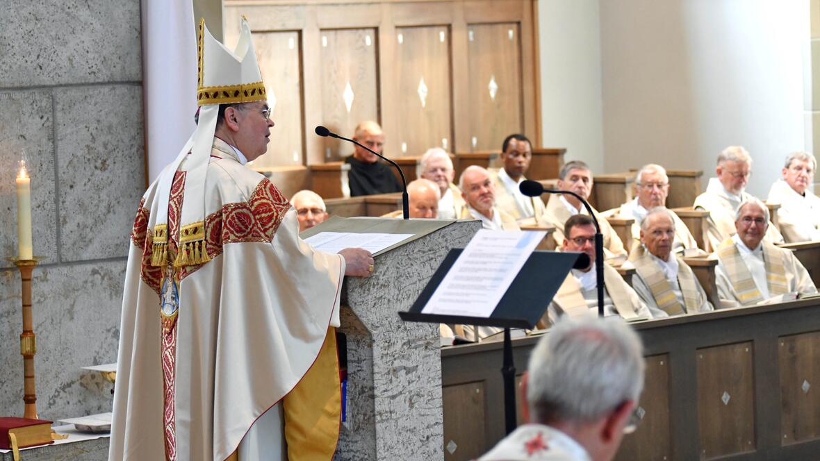 Tag der Priesterjubilare: In seiner Predigt betonte Bischof Bertram, dass Priester glaubwürdig und authentisch sein müssten. (Fotos: Nicolas Schnall / pba) 