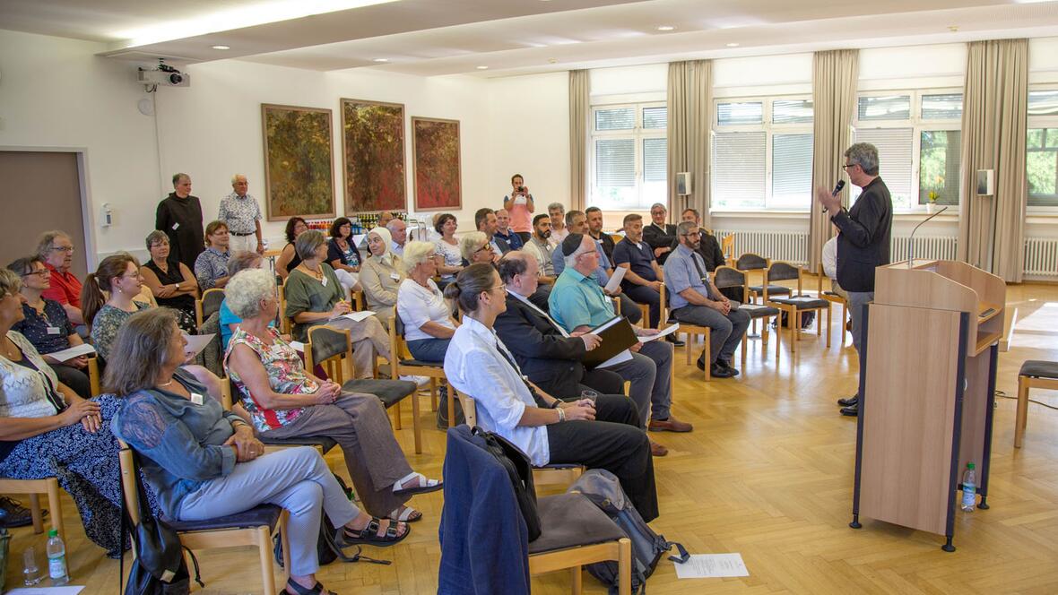 Über dreißig Männer und Frauen kamen in der Erzabtei zusammen.