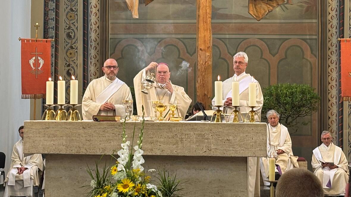 Die erste Hl. Messe nach fast sechs Jahren fand unter Leitung von Bischof Bertram statt. 