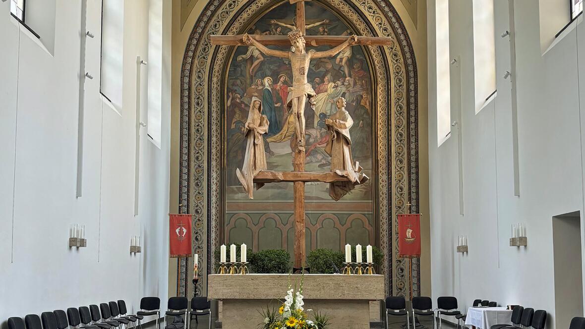 Im Zentrum des Kirchenbaus steht eine monumentale Kreuzigungsgruppe.