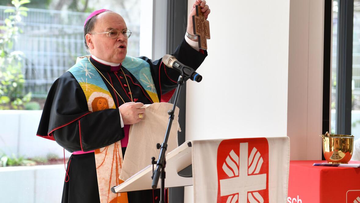 Im Rahmen einer Segensfeier ist das "Haus der seelischen Gesundheit" in Schwabmünchen an diesem Freitag eröffnet worden. Bischof Bertram brachte ein Ulrichskreuz als Geschenk mit. (Fotos: Maria Rösch / pba)