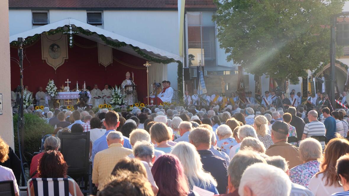 Der Gottesdienst zum Gebetstag der heiligen Anna Schäffer fand im Freien statt. (Foto: Anita Irl)