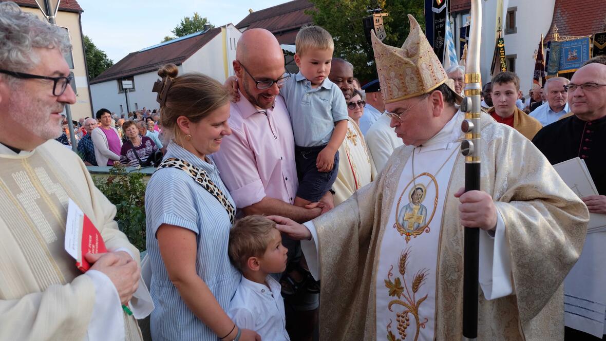 Bischof Bertram Meier segnete die Gläubigen.  (Foto: Anita Irl)