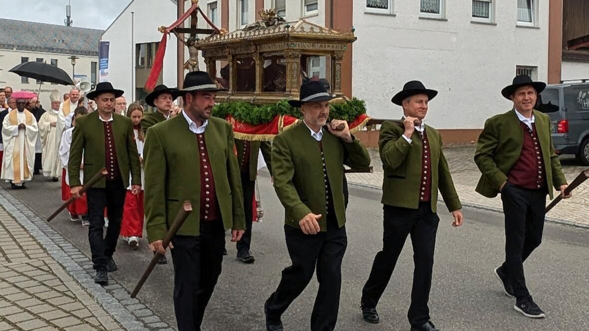 Die Prozession mit dem Sarkophag des heiligen Willebold ist der Höhepunkt der Feierlichkeiten in Berkheim. (Fotos: Alexander Schreiner)