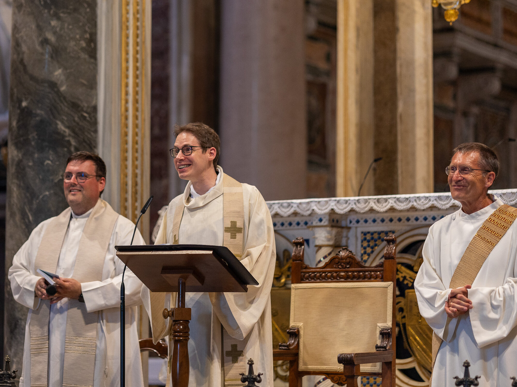 Diözesanjugendpfarrer Domvikar Tobias Wolf (Mitte) predigte über die Gemeinschaft untereinander und mit Gott.